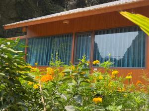 una ventana de una casa con flores delante en Thung lũng xanh Tràng An, en Nguyên Ngoại