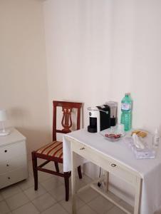 uma mesa branca com uma máquina de café em cima em gaia em Terracina