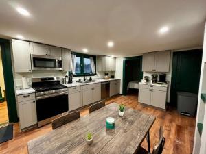 Dapur atau dapur kecil di 2 Bed Berkshire Getaway minutes to Jiminy Peak Ski +31 gambar