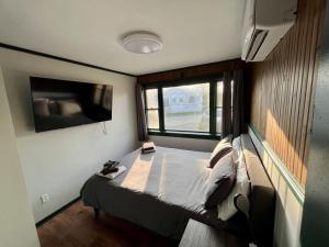 Televisyen dan/atau pusat hiburan di 2 Bed Berkshire Getaway minutes to Jiminy Peak Ski