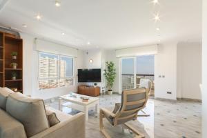 ein Wohnzimmer mit Sofa und Fernseher in der Unterkunft AG Salinas 9 in Playa de Gandia