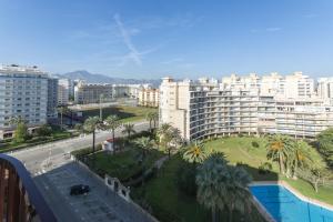 ein Blick auf eine Stadt mit Palmen und Gebäuden in der Unterkunft AG Salinas 9 in Playa de Gandia