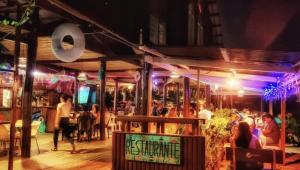 Επισκέπτες που μένουν στο HOTEL BACKPACKERS RIO DULCE