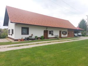 ein kleines weißes Haus mit rotem Dach in der Unterkunft Apartma Vida in Videm pri Ptuju
