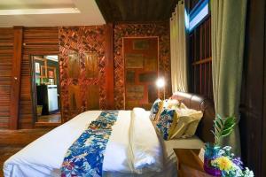 - une chambre avec un lit et une fenêtre dans l'établissement Chiang Mai Las Orquideas Resort, à Chiang Mai