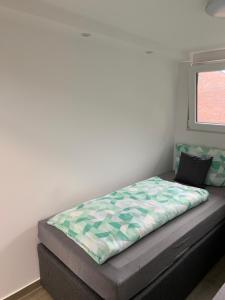 1 cama en una habitación con ventana en Ferienunterkunft Zeitwohnen, en Wilhelmshaven