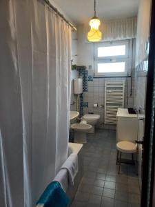 La salle de bains est pourvue de 2 toilettes et d'un rideau de douche. dans l'établissement Cinque Terre & Portofino Apartment in Sestri Levante, à Sestri Levante