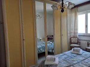 - une chambre avec un grand miroir et un lit dans l'établissement Cinque Terre & Portofino Apartment in Sestri Levante, à Sestri Levante