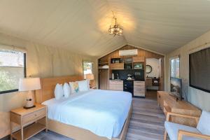 Η κουζίνα ή μικρή κουζίνα στο Carmel River Inn & Cottages
