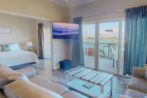 Cette chambre d'hôtel comprend un lit et un balcon. dans l'établissement 207 - Palms of Treasure Island Resort, à St. Pete Beach