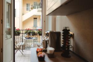 uma vista para uma varanda a partir de uma cozinha com uma mesa em Lifestyle and Suites em Civitavecchia