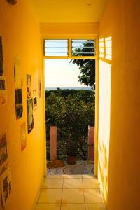 une porte ouverte sur une chambre avec vue dans l'établissement La Casa des Lucioles, à Saint-Louis