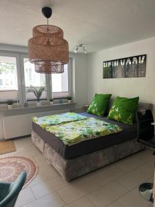 1 dormitorio con 1 cama grande en una habitación en City Appartement 2 Hannover Altstadt, en Hannover
