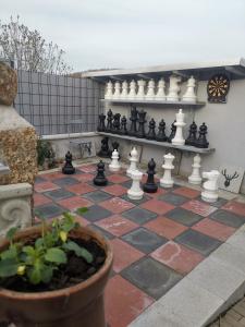 un tablero de ajedrez con un tablero de ajedrez gigante en un patio en Pauls Hexenhaus Wohnung Teufel mit Familienbett, en Thale 8 fotos más