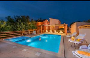 Bazén v ubytování E-M Apartments with Private pool nebo v jeho okolí