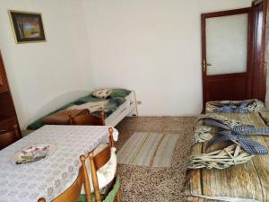 Zimmer mit 2 Betten und einem Tisch in der Unterkunft casa sulla roccia in Sperlinga
