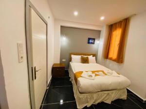 - une chambre d'hôtel avec un lit et un miroir dans l'établissement love 34 hotel istanbul, à Istanbul