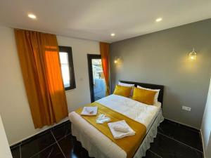 - une chambre avec un grand lit et des serviettes dans l'établissement love 34 hotel istanbul, à Istanbul