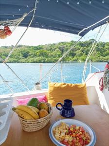 a table with a plate of food on a boat at Experiencia marina en Puerto Lindo in Puerto Lindo