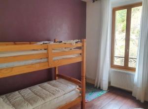 Etagenbett in einem Zimmer mit Fenster in der Unterkunft Grand appartement terrasse au coeur des Bauges in Le Châtelard