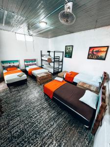 een kamer met drie bedden in een kamer bij Casa Nicté in Flores