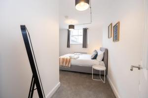 una piccola camera con letto e tavolino di Beautiful 1 bed 20mins to Central Manchester a Bolton