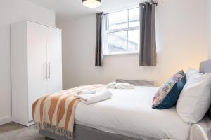 1 dormitorio con 1 cama con toallas en Beautiful 1 bed 20mins to Central Manchester en Bolton