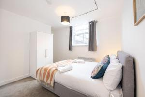 una camera con un grande letto di Beautiful 1 bed 20mins to Central Manchester a Bolton