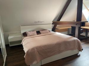 Postel nebo postele na pokoji v ubytování Jenys Apartment Usti 2