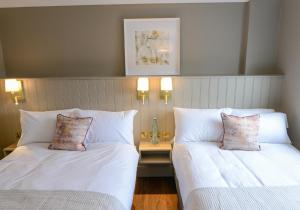 Postel nebo postele na pokoji v ubytování Urban Nest Townhouse