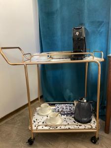 un carrito de té con un hervidor de agua. en La Perle de la Lauzière, chambres d hôtes en Argentine