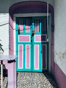 eine farbenfrohe Tür in einem Gebäude mit einem Tisch in der Unterkunft Casa Nicté in Flores