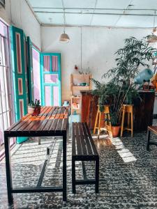 弗洛雷斯的住宿－Casa Nicté，客房设有木桌和长凳。