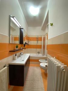 bagno con lavandino, servizi igienici e radiatore di Casa Zaira a Castellana Grotte
