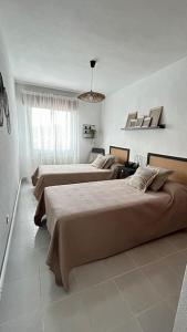 Habitación con 3 camas en una habitación en Calle Larga 43/2, en La Adrada