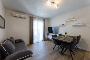 TV a/nebo společenská místnost v ubytování Apartments Bilopavlović