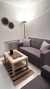 - un salon avec un canapé et une table basse dans l'établissement Calle Larga 43/2, à La Adrada