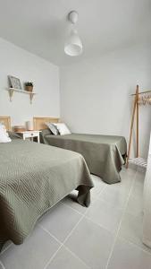 1 dormitorio con 1 cama y suelo de baldosa en Calle Larga 43/2, en La Adrada