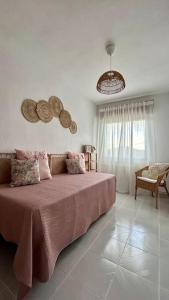 1 dormitorio con 1 cama grande con manta rosa en Calle Larga 43/2, en La Adrada