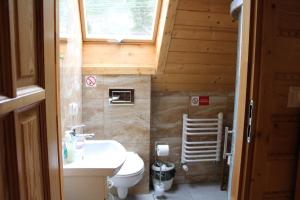 A bathroom at Štýlový Zrub Martina A s kúpacou Kaďou a detským ihriskom! Még 37 kép