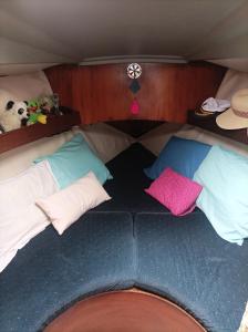 a small bed with pillows on a boat at Experiencia marina en Puerto Lindo in Puerto Lindo