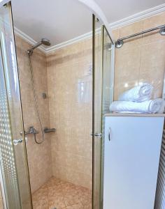 um chuveiro com uma porta de vidro na casa de banho em Your Home In Elefsis em Elêusis