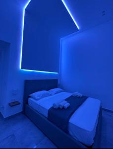 拿坡里的住宿－Barbaro Apartment Centro di Napoli，一间卧室配有一张蓝色灯床