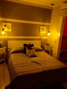 a bedroom with a bed with stuffed animals on it at Solemar Stay in Altavilla Milicia