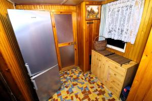 的住宿－Chata Skřinářov，一间厨房,里面配有不锈钢冰箱