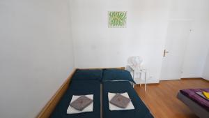 ein Bett mit zwei Kissen auf einem Zimmer in der Unterkunft CozyNite Premium Apartment Hernals 2 in Wien