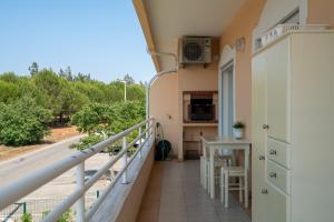 einen Balkon mit Blick auf eine Küche und einen Tisch in der Unterkunft VILAMOURA Two Bedroom Near Praia Falésia in Quarteira
