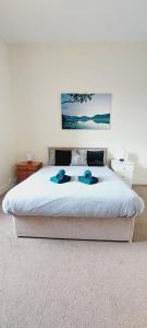 sypialnia z łóżkiem z dwoma ręcznikami w obiekcie Eden house w mieście Appleby