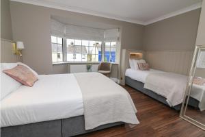 A bed or beds in a room at Urban Nest Townhouse