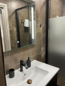 Kúpeľňa v ubytovaní AVR Airport Deluxe Suites 6 AIRPORT FREE SHUTLE